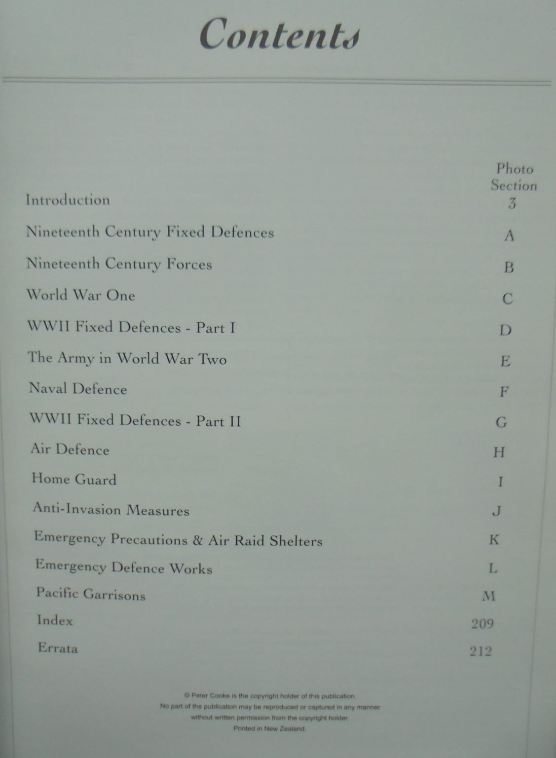 Defending New Zealand : Ramparts on the Sea 1840 - 1950's Pictorial