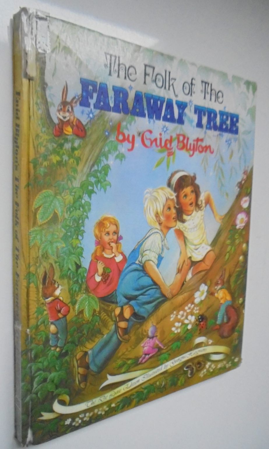 The Folk of the Faraway Tree By Enid Blyton. De-Luxe Edition illustrated by Georgina Hargreaves.