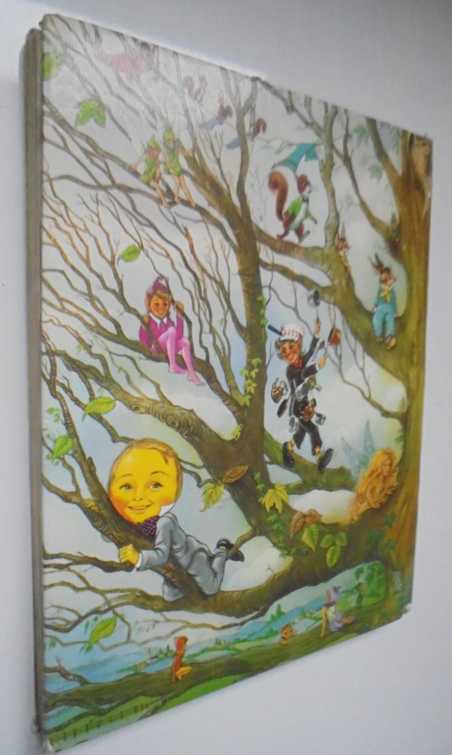 The Folk of the Faraway Tree By Enid Blyton. De-Luxe Edition illustrated by Georgina Hargreaves.