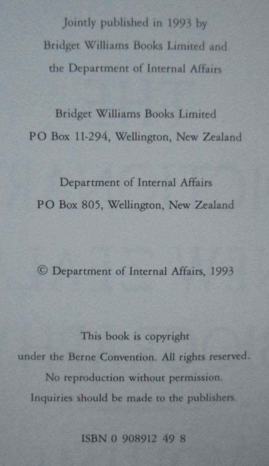 Dictionary of New Zealand Biography: Full set of 5 Volumes.