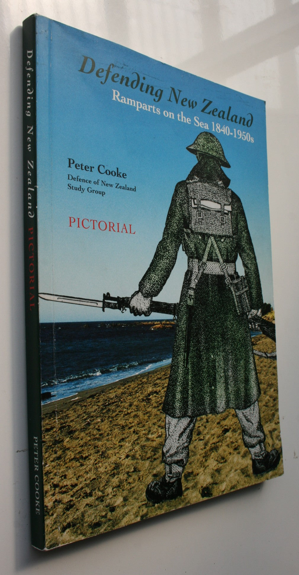 Defending New Zealand : Ramparts on the Sea 1840 - 1950's Pictorial