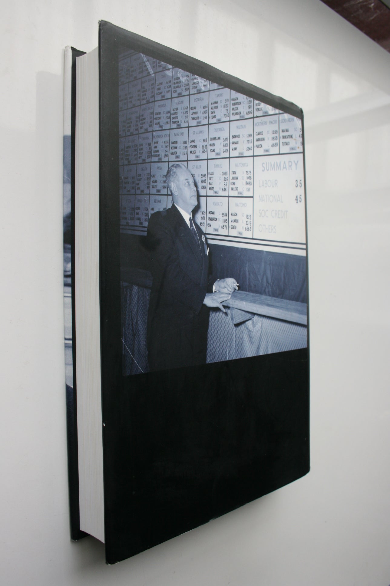 Kiwi Keith A Biography of Keith Holyoake By Barry Gustafson.