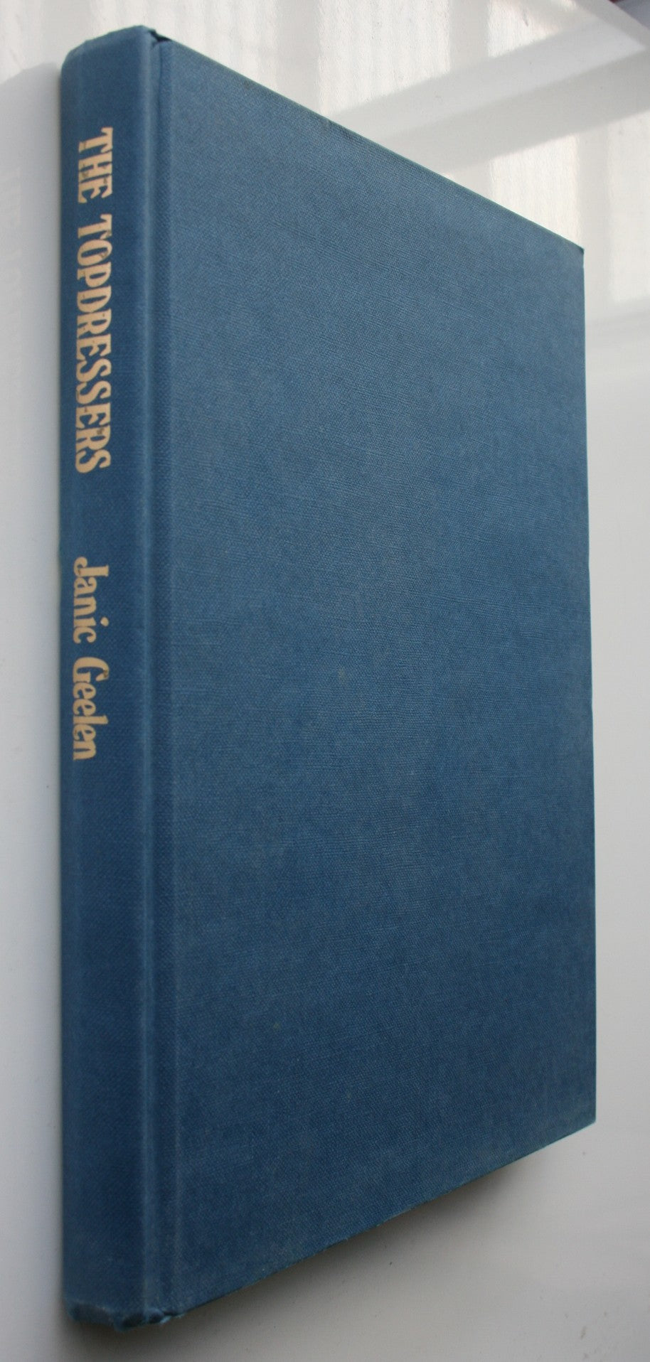 The Topdressers. 1983 FIRST EDITION. By Janic Geelen.