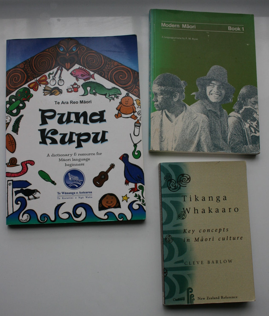 3 Maori books. Tikanga Whakaaro. Maori Language Beginners. Modern Maori : Book 1
