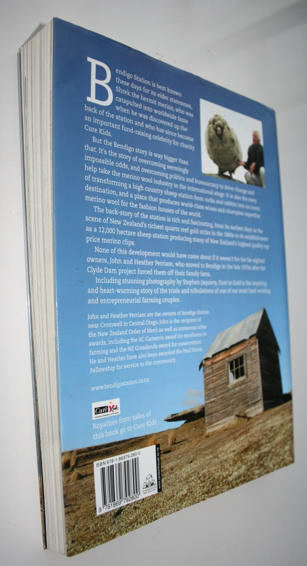 Dust to Gold : The Inspiring Story of Bendigo Station. by John Perriam. SIGNED BY AUTHOR