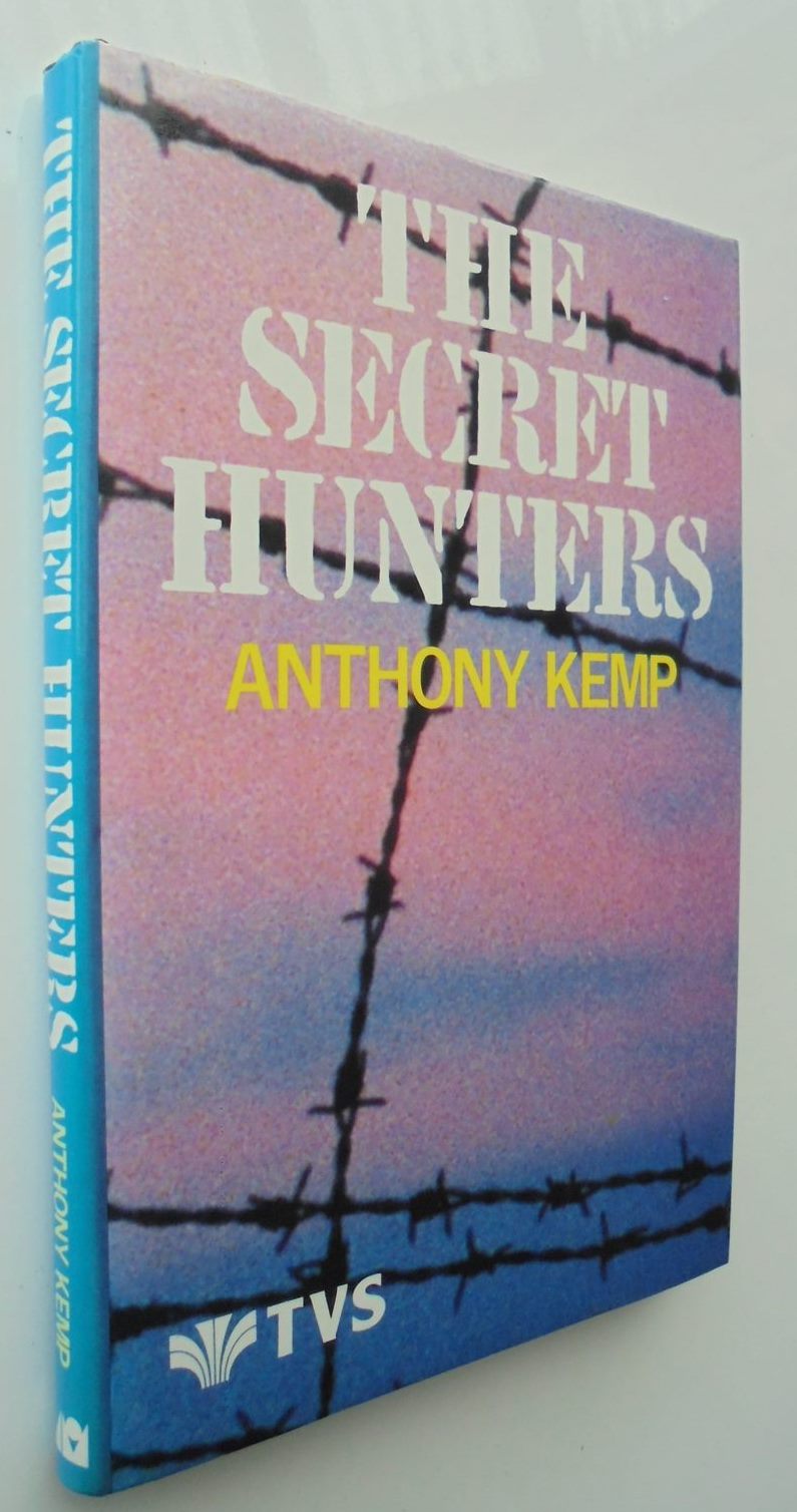 The secret hunters. by Kemp, Anthony - Natzi war crimes