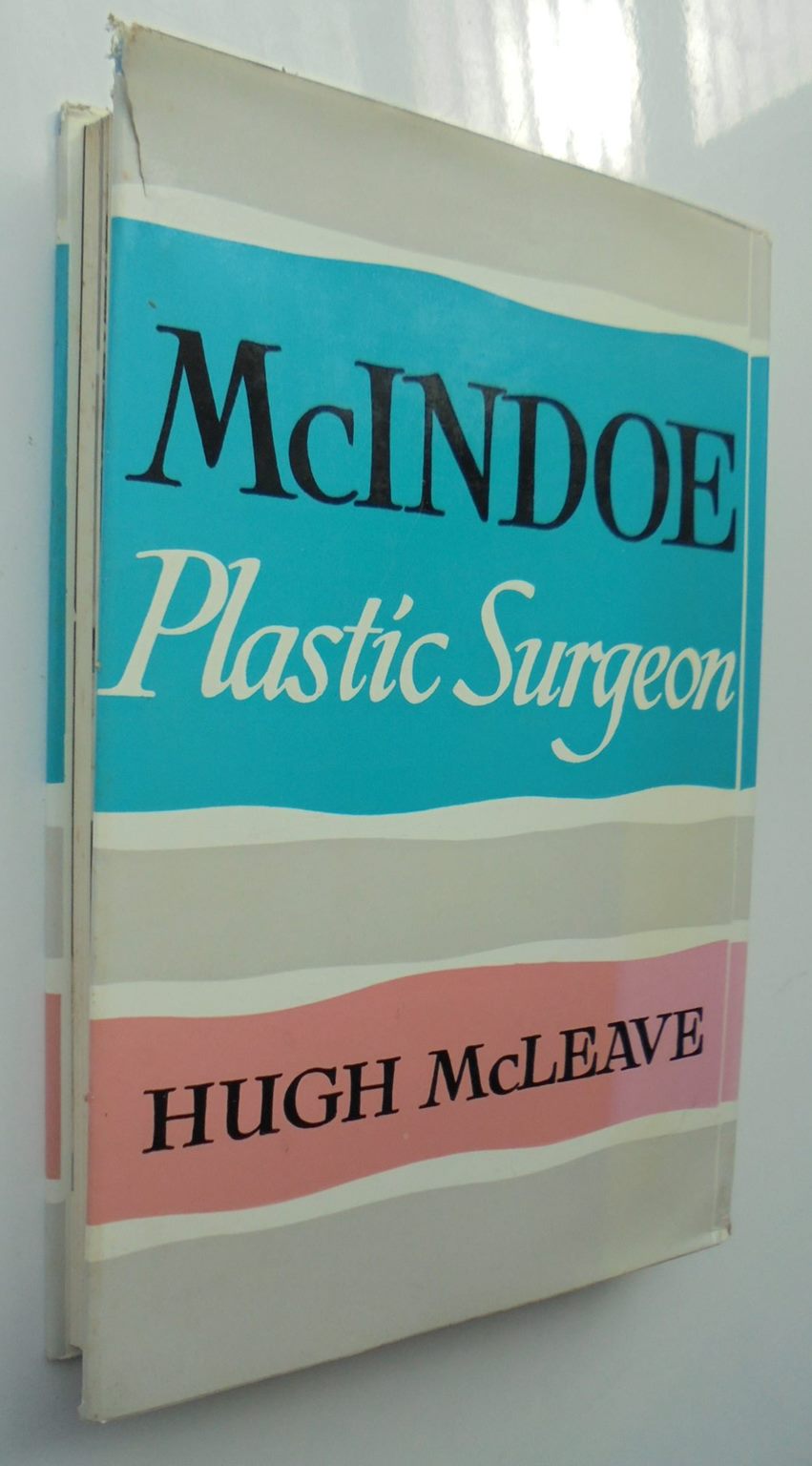 McIndoe: Plastic Surgeon. By Hugh McLeave. New Zealand surgeon