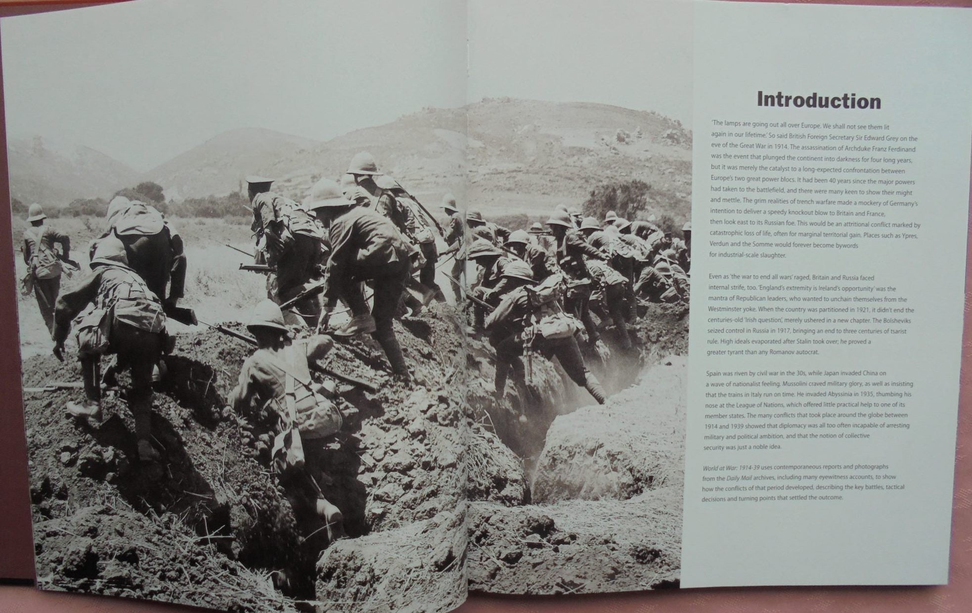 World at War - Classic, Rare and Unseen Photographs 1914 - 1939. By Duncan Hill