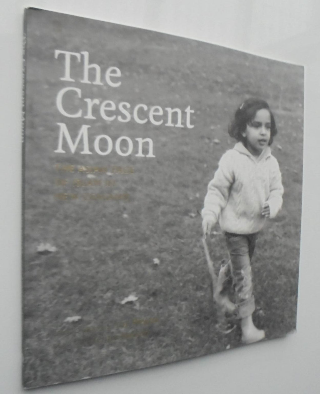 The Crescent Moon: The Asian Face of Islam in New Zealand. Photographs by Ans Westra. Text by Adrienne Jansen.